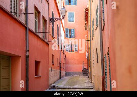 Piccole strade nella città vecchia di Nizza, Francia. Chiamato anche "le vieux Nice", è il centro storico della città che è diventato la capitale del Foto Stock