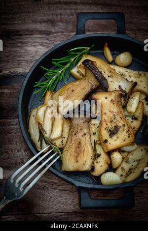 Semina di erbe su una tavola di ulivo Foto Stock