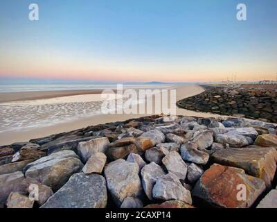 Bella spiaggia vuota all'alba che mostra una sweep di costa Foto Stock