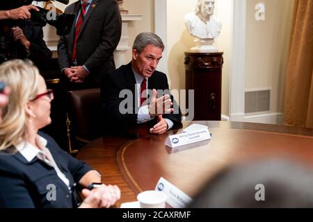 Vicesegretario alla sicurezza interna Ken Cuccinelli durante una discussione sui visti H1-B prima della firma di un ordine esecutivo sui lavoratori americani in assunzione nella stanza del gabinetto della Casa Bianca 3 agosto 2020 a Washington, DC. Foto Stock