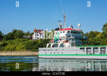 Reiger Schiffsverkehr im Nord-Ostsee-Kanal einem der meistbefahrenen künstlichen Wasserstraßen der Welt Foto Stock