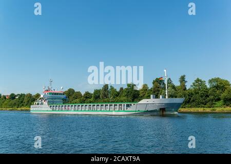 Reiger Schiffsverkehr im Nord-Ostsee-Kanal einem der meistbefahrenen künstlichen Wasserstraßen der Welt Foto Stock