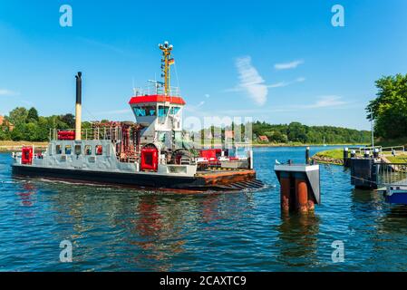 Die Kanalfähre 'Pillau' transportiert Fahrzeuge und Personen von Einem Ufer Des Kiel-Canals und das kostenlos 24 Stunden am Tag durchgehend Foto Stock