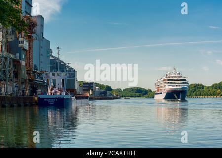 Reiger Schiffsverkehr im Nord-Ostsee-Kanal einem der meistbefahrenen künstlichen Wasserstraßen der Welt Foto Stock