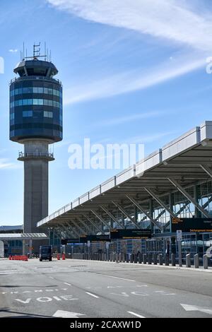 Aeroporto Internazionale di Vancouver, area di rientro al terminal delle partenze internazionali YVR, con Torre di controllo sullo sfondo, di fronte ad ovest, durante il COVID-19 Foto Stock
