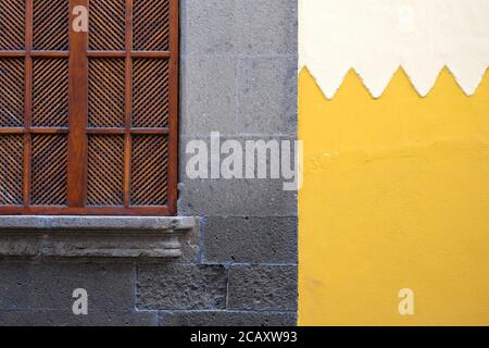 Adorabile finestra in stile moresco con pareti dipinte d'oro. Foto Stock