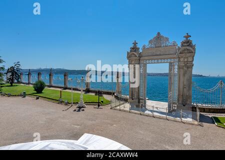 Il Palazzo Dolmabahce nel quartiere Besiktas di Istanbul, Turchia Foto Stock