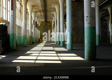 Abbandonato magazzino industriale edificio in vecchio parco industriale chiamato Hembrug Nei Paesi Bassi Foto Stock