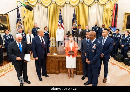 Il presidente degli Stati Uniti Donald Trump e il vice presidente Mike Pence giurano nel generale dell'aeronautica Charles Q. Brown, come nuovo capo di personale dell'aeronautica nella stanza dell'ufficio ovale della Casa Bianca il 4 agosto 2020 a Washington, DC. Foto Stock