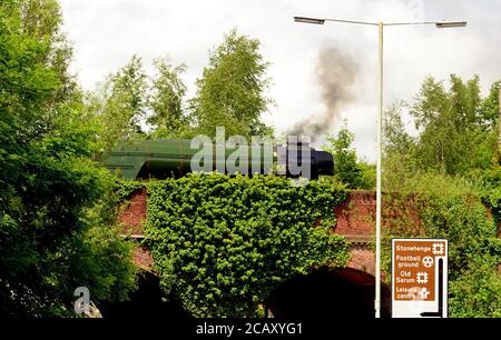 Locomotiva a vapore Flying Scotsman in piedi su un ponte stradale a Salisbury dopo aver trasportato un giro in treno per la città. 31st maggio 2017. Foto Stock