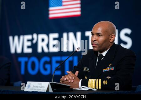 Il chirurgo generale degli Stati Uniti Jerome Adams durante una tavola rotonda sulla donazione di plasma alla sede nazionale della Croce Rossa americana 30 luglio 2020 a Washington, DC. Foto Stock