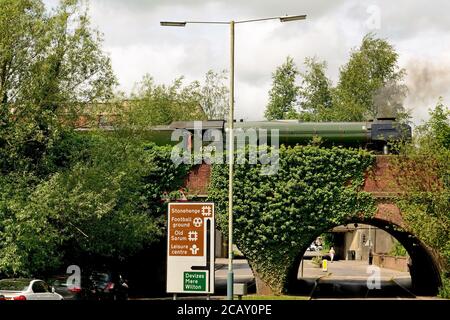 Locomotiva a vapore Flying Scotsman in piedi su un ponte stradale a Salisbury dopo aver trasportato un giro in treno per la città. 31st maggio 2017. Foto Stock