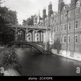 1963, storico, una vista del Ponte dei Sospiri, St. Johns College, Cambridge, Inghilterra, Regno Unito, forse il ponte più conosciuto di Cambridge. Un ponte ornato e decroativo creato da Henry Hutchinson, si basa su un ponte di Venezia chiamato in modo simile, anche se in realtà, non vi è poco in comune, a parte sia essere ponti coperti o attraversamenti su corsi d'acqua. Foto Stock