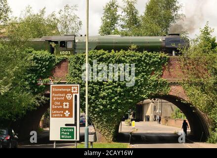 Locomotiva a vapore Flying Scotsman in piedi su un ponte stradale a Salisbury dopo aver trasportato un giro in treno per la città. 31st maggio 2017. Foto Stock