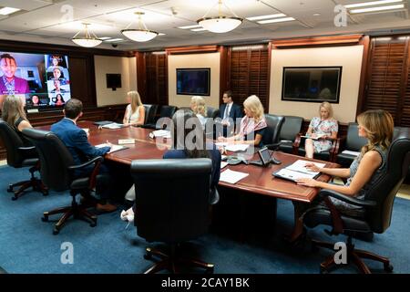 La First Lady Melania Trump partecipa a una tavola rotonda virtuale con i membri del Congressional Coalition on Adoption Institute Foster Youth Intern Group nella Situation Room della Casa Bianca 27 luglio 2020 a Washington, DC. Foto Stock