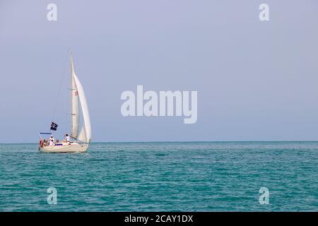 Batumi, Adjara, Georgia - 3 maggio 2018: Barca a vela con vele bianche che naviga nel Mar Nero vicino alla costa di Batumi, Georgia Foto Stock