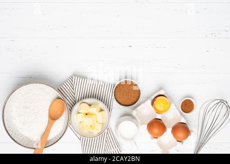 Ingredienti per la cottura e la cottura, panetteria dolce su tavola di legno bianco. Spazio di copia vista dall'alto Foto Stock