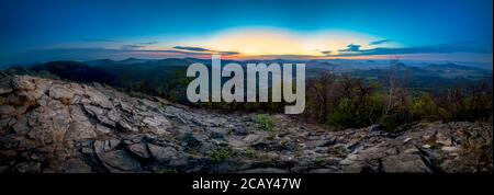 Tramonto alba da montagna collina Klic alle montagne Luzicke, la foto migliore Foto Stock