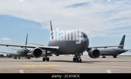 Un KC-46 Pegasus assegnato al Team McConnell atterra dopo il ritorno dalla Seymour Johnson Air Force base, N.C., 1 agosto 2020, presso McConnell AFB, Kan. L'aeromobile è stato inviato a Seymour Johnson per aiutare l'addestramento degli Airmen della 916a Air Refueling Wing, ma è tornato per mantenerlo al sicuro durante l'uragano Isaias. Il trasferimento di aeromobili militari è una misura eseguita prima di possibili condizioni meteorologiche avverse. (STATI UNITI Air Force foto di Tech. SGT. Abigail Klein) Foto Stock