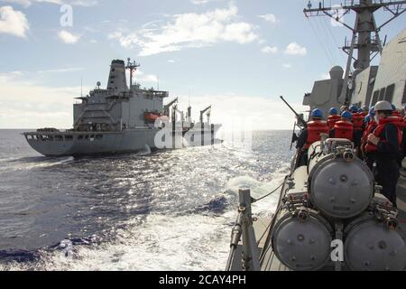 OCEANO PACIFICO OCCIDENTALE (AGOSTO 8, 2020) i marinai statunitensi a bordo del cacciatorpediniere missilistico guidato di classe Burke USS Rafael Peralta (DDG 115) si preparano per un rifornimento in mare con il comando militare Sealift Replenishment Fleet Oiler USNS Pecos (T-AO 197). Rafael Peralta sta conducendo operazioni a sostegno della sicurezza e della stabilità nell'Indo-Pacifico, mentre è stato assegnato a Destroyer Squadron (DESRON) 15, la più grande DESRON della Marina schierata in avanti e la principale forza di superficie della settima flotta statunitense. (STATI UNITI Navy photo di Mass Communication Specialist 2° Classe Jason Isaacs) Foto Stock