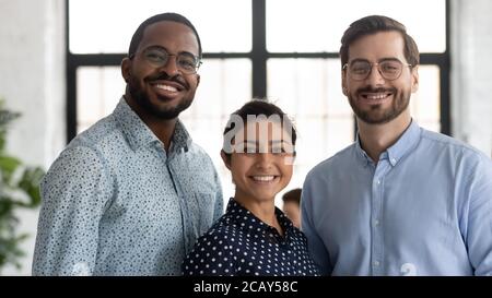 Ritratto di un'immagine che sorrideva il team di dipendenti diversi di successo Foto Stock
