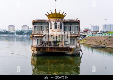 Vecchia chiatta abbandonata sul lago occidentale di Hanoi Foto Stock