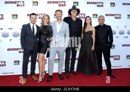 LOS ANGELES - AGOSTO 13: Alex Ranarivelo, Christina Moore, Michael Roark, Trace Adkins, Allison Paige, Ali Afshar, Hunter Clowdus al 'Bennett's War' Los Angeles Premiere al Warner Brothers Studios il 13 agosto 2019 a Burbank, CA Foto Stock