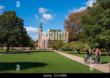 Giovani nel Kings Garden vicino al castello di Rosenborg Copenhagen, Danimarca Foto Stock