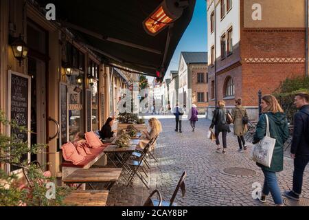 Persone e caffè in centro, Goteborg, Svezia Foto Stock