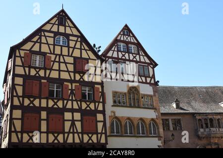 Facciate di due tetti a graticcio case costruite in architettura tradizionale dell'Alsazia a Colmar, Francia. Le facciate sono abbellite. Foto Stock