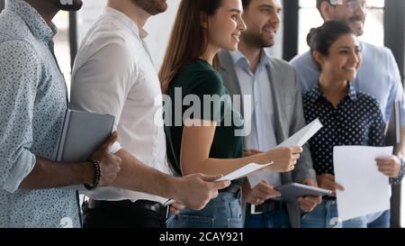 Primo piano di successo diversi dipendenti che si trovano in una moderna sala d'ufficio Foto Stock