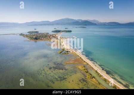 Città di Koronisia nel Golfo Ambraciano (Golfo di Arta o il Golfo di Actium), Grecia Foto Stock