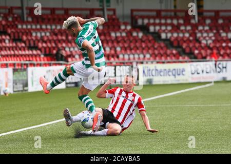 JACK MALONE (Derry City FC) Ottenere un tempo ben affrontare su Lee Grace (Shamrock Rover) Durante l'attacco Airtricity League tra Derry City FC e Sham Foto Stock