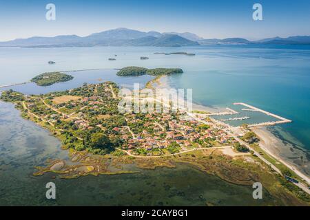 Città di Koronisia nel Golfo Ambraciano (Golfo di Arta o il Golfo di Actium), Grecia Foto Stock