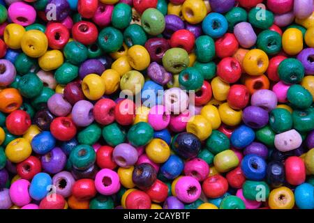 Vari cucire i grani colorati di legno come sfondo Foto Stock