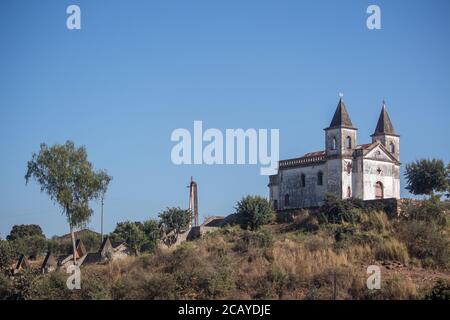 Chiesa di Nossa Senhora do Rosario eretta sulla cima di una collina, in epoca coloniale portoghese dalla Compagnia del Mozambico, tra il 1902 Foto Stock