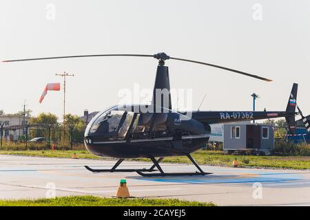 Ufa, Russia, 3 giugno 2020: Piccolo elicottero parcheggiato all'eliporto. Stile di vita di lusso Robinson R44. Foto Stock