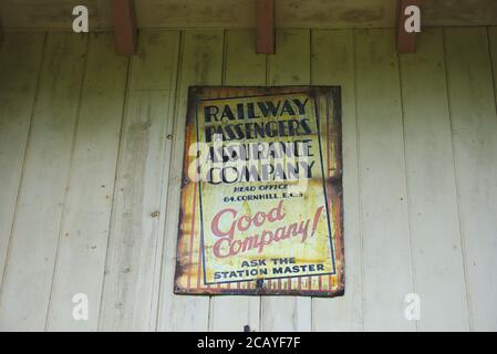 Targa pubblicitaria in metallo d'epoca per la Railway Passeggers Assurance Company, la stazione ferroviaria di Melrose, Roxburghshire, Scottish Borders, UK. Foto Stock