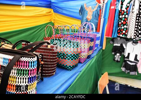 Made in Ruanda borse e abiti da donna in una mostra Con bandiera ruandese sullo sfondo Foto Stock