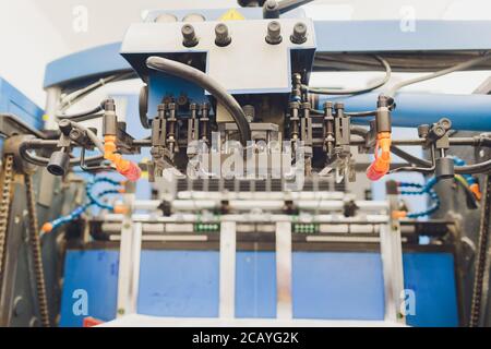 Lo screening di stampa metal machine. Stampante industriale. Workshop di serigrafia. Foto Stock