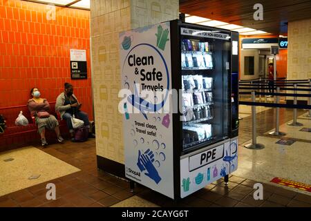 New York, Stati Uniti. 9 agosto 2020. Un fornitore di dispositivi di protezione individuale (DPI) è visto al terminal degli autobus Port Authority di New York, Stati Uniti, il 9 agosto 2020. Il numero totale di casi COVID-19 negli Stati Uniti ha superato i 5 milioni di punti di domenica, secondo il Center for Systems Science and Engineering (CSSE) della Johns Hopkins University. Credit: Wang Ying/Xinhua/Alamy Live News Foto Stock