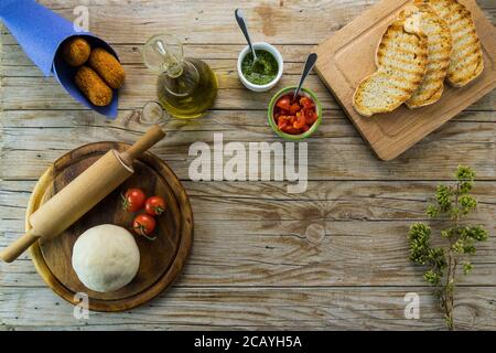 Vista dall'alto degli ingredienti della pizza, spazio per la copia sullo sfondo del tavolo di legno. Foto Stock