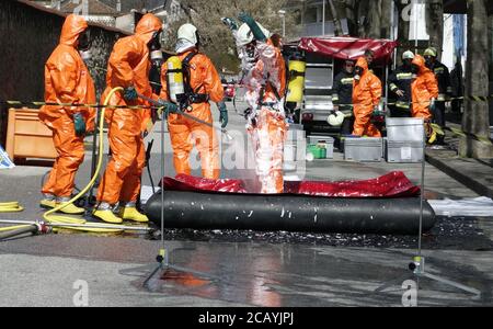 Allarme virus corona. Il cambio dei soccorritori esce dalla zona di infezione ed è esposto alla decontaminazione e alla pulizia. Soccorritori la decontaminazione da virus. Foto Stock