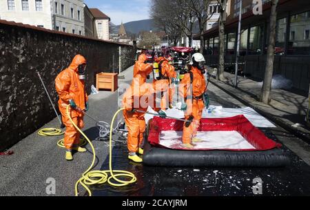 Allarme virus corona. Il cambio dei soccorritori esce dalla zona di infezione ed è esposto alla decontaminazione e alla pulizia. Soccorritori la decontaminazione da virus. Foto Stock