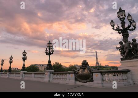 Parigi, Francia. Agosto 08. 2020. Tramonto sul famoso ponte Alexander 3. Lampioni storici in stile retrò. Posto molto turistico. Foto Stock