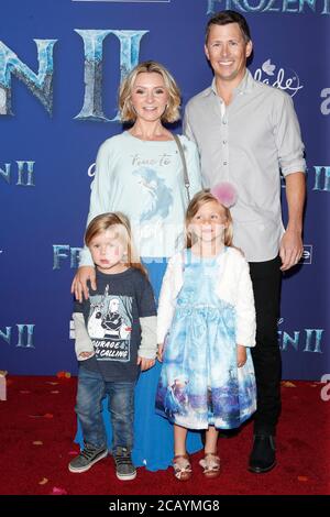 LOS ANGELES - 7 NOVEMBRE: Beverley Mitchell, Michael Cameron, Hutton Michael Cameron e Kenzie Cameron al 'Frozen 2' LA Premiere al Dolby Theatre il 7 novembre 2019 a Los Angeles, California Foto Stock