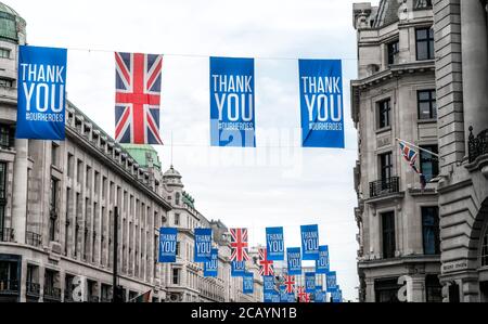 Banner pubblico con grazie al personale di British Medical in risposta a Coronavirus a Londra, Regno Unito Foto Stock