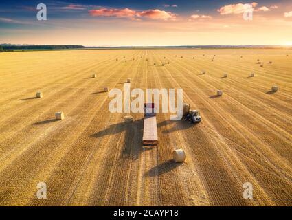 Vista aerea del carrello con balle di fieno. Macchine agricole Foto Stock