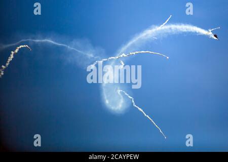 Segni di condensazione sul cielo blu dai jet planes. Foto Stock