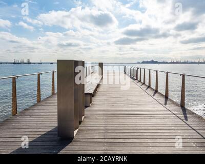 Sydney NSW Australia 9 luglio 2020 - Modern Pier AT Monument Track a Kurnell in un pomeriggio invernale soleggiato Foto Stock